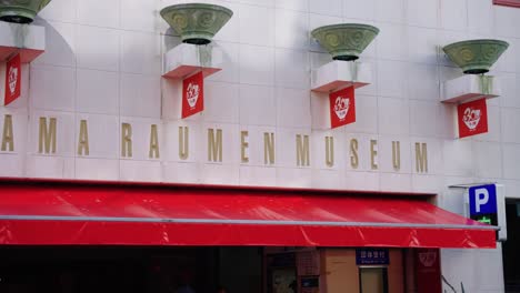 Pan-establishing-shot-over-Ramen-Museum-building