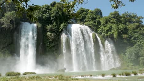 Blick-Auf-Die-Atemberaubenden-Und-Wunderschönen-Wasserfälle