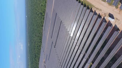 Toma-Vertical-De-Paneles-Solares---Energía-Alternativa,-Planta-De-Energía-Solar-Fotovoltaica-En-La-República-Dominicana---Drone-Aéreo