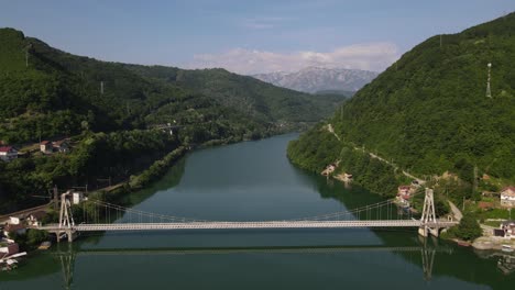 Vista-De-Drones-De-La-Montaña-Que-Bordea-Bosnia,-Vista-Aérea-De-La-Vista-Del-Río-Neretva-En-La-Ciudad-De-Jablanica-Bosnia-Y-Herzegovina