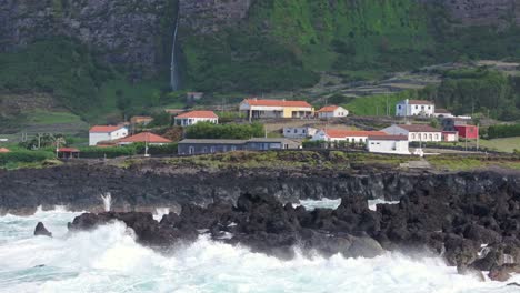 Teleobjetivo-Aéreo-De-Fajã-Grande-En-La-Isla-De-Flores,-Azores,-Mar-Agitado.