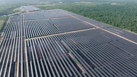 Luftaufnahme-Des-Photovoltaikkraftwerks-In-Cumayasa,-La-Romana,-Dominikanische-Republik