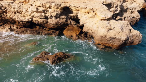 Luftaufnahme-Mit-Bewegten-Wellen-An-Der-Felsigen-Küste-Portugals-An-Sonnigen-Tagen