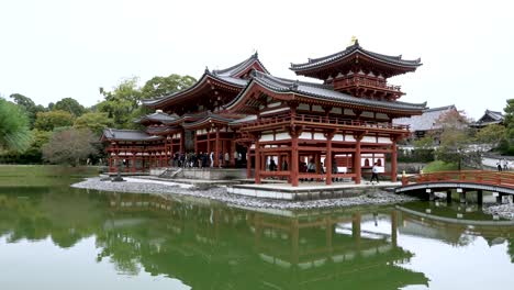 Byodo-in-buddhist-temple-in-Kyoto,-Japan-and-zen-garden-pond