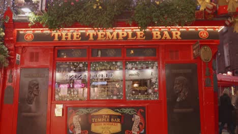 Dublin,-Irland-–-Menschen,-Die-Nachts-An-Der-Temple-Bar-Spazieren-–-Schwenk-Nach-Unten