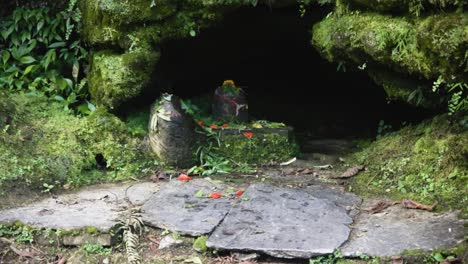 Lingam-statue-in-Mahendra-Cave