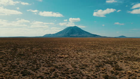 Dron-Avanzando-Sobre-El-Volcán-Diamante-En-Mendoza,-Argentina,-Capturando-Una-Fascinante-Perspectiva-Aérea-Del-Paisaje-Volcánico