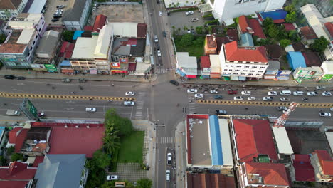 Belebte-Kreuzung-In-Der-Innenstadt-Von-Siem-Reap,-Kambodscha