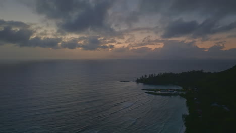 Luftdrohnenaufnahme-Am-Frühen-Morgen-Der-Silhouette-Insel-Auf-Den-Seychellen
