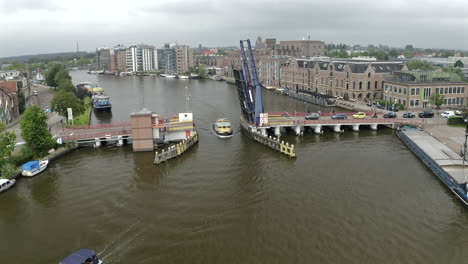Luftaufnahme-Einer-Brücke-Mit-Vorbeifahrendem-Boot-In-Zaandam,-Niederlande