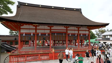 Shinto-Fushimi-Inari-Schrein-Taisha-Honden-Heiligtum-In-Kyoto,-Japan-Mit-Touristen
