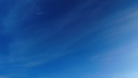Blauer-Himmel,-Naturhintergrund,-Dünne-Wolkenfetzen-Ziehen-Vorbei,-Kopierraum