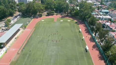 Cancha-Deportiva-Con-Clip-De-Drones-En-El-Centro-De-La-Ciudad-Por-La-Tarde