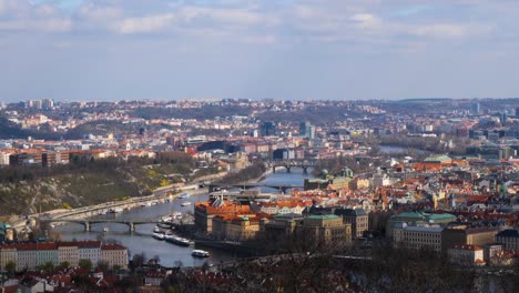 Río-Moldava-En-Praga,-República-Checa