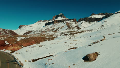 Maravillosas-Montañas-Nevadas-En-El-Paso-Pehuenche,-Que-Conectan-Argentina-Y-Chile,-Ofreciendo-Un-Panorama-Alpino-Espectacular-Y-Sereno