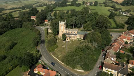 Englische-Dorfkirche-Lincolnshire-Wolds-Tealby-Luftaufnahme-Sommer