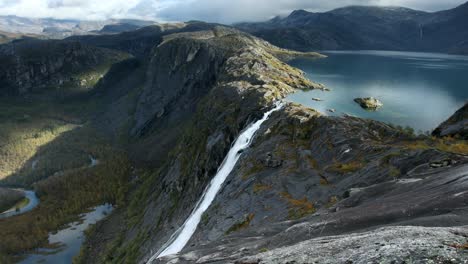 Litlverivassforsen-Wasserfall-Im-Rago-Nationalpark-In-Norwegen