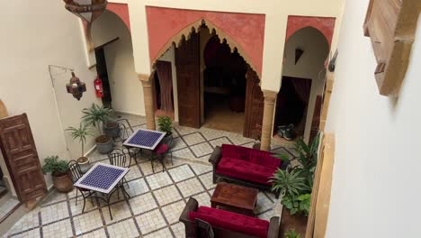 Innenhof-Des-Traditionellen-Marokkanischen-Riads-In-Der-Morgensonne