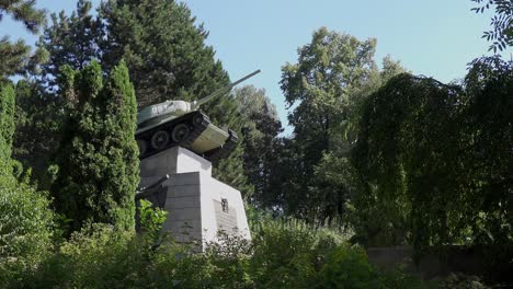 Tanque-T-34-85-Con-La-Designación-051-cs-En-Ostrava,-Cerca-Del-Puente-Sykoruv-Most-Como-Monumento-Conmemorativo-De-La-Segunda-Guerra-Mundial-Y-La-Liberación.