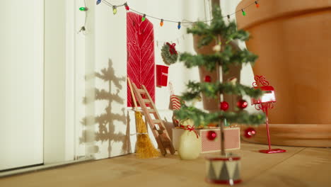 Nordischer-Feiertagszauber-Mit-Elfentür-Und-Weihnachtsbaumschatten