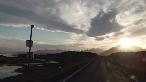 POV-Auto-Fährt-Auf-Der-Ringstraße-Während-Eines-Wunderschönen-Sonnenuntergangs-In-Den-Westfjorden-Islands