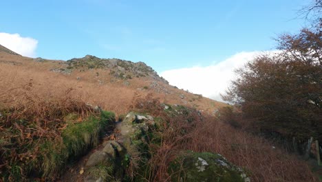 Wandern-Auf-Dem-Irland-Wanderweg-Zu-Den-Comeragh-Mountains-In-Waterford,-Irland-An-Einem-Kalten-Wintermorgen