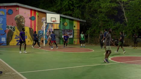 Schwarzafrikanische-Athleten-In-Zeitlupe-Spielen,-Während-Die-Basketballmannschaft-Mit-Taktik-Einen-Punkt-Für-Die-Mannschaft-Punktet