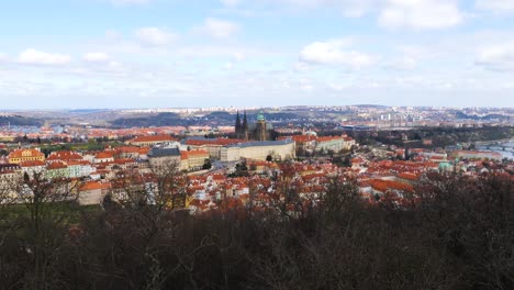 Prague-Castle-and-Saint-Vitus-Cathedral,-panoramic-view