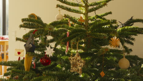 Árbol-De-Navidad-Elegantemente-Adornado-Con-Adornos-De-Estilo-Escandinavo.