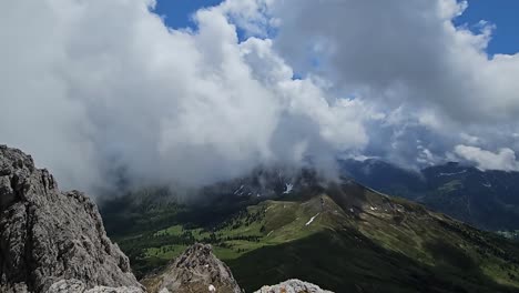 Vídeo-Timelapse-De-Nubes-Reuniéndose-Sobre-El-Pico-Setsas-En-Los-Dolomitas-Italianos-En-El-Día-Soleado