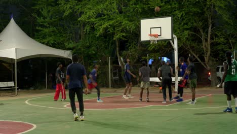 Schwarze-Athleten-Spielen-Nachts-Als-Team-Auf-Basketballplätzen-Im-Freien-In-Afrika