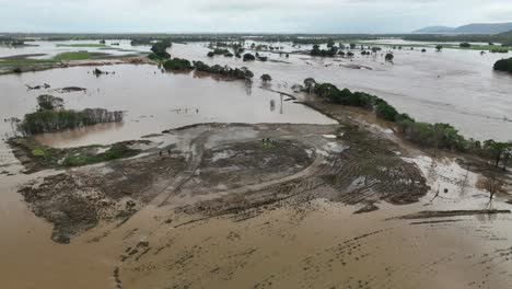 Desastrosas-Inundaciones-En-Agua-Dulce-Cerca-De-Mojones-Causadas-Por-El-Desbordamiento-Del-Río-Barron-Después-Del-Ciclón-Jasper