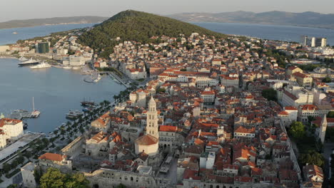 Luftaufnahme-Des-Stadtzentrums-Von-Split-Mit-Dem-Diokletianpalast-Und-Dem-Glockenturm-Der-Kathedrale-Von-St.-Domnius,-Kroatien