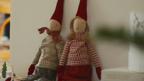 Traditionelle-Skandinavische-Nisse-Puppen-In-Festlicher-Kleidung