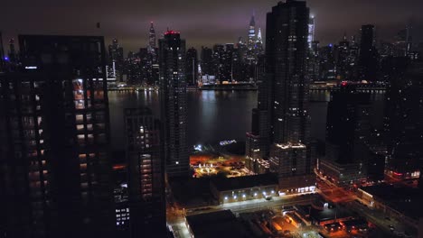 Eine-Luftaufnahme-Der-Ostseite-Von-New-York-City-Bei-Nacht-Von-Long-Island-City-Aus