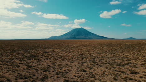Herrliches-Panoramabild-Des-Vulkans-Diamante-Und-Mendoza,-Das-Die-Beeindruckende-Schönheit-Dieser-Vulkanlandschaft-Vor-Dem-Hintergrund-Der-Andenregion-Zeigt