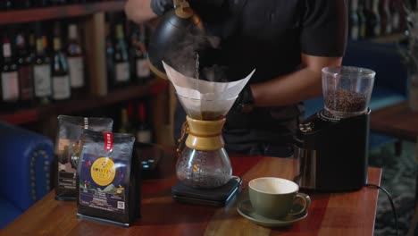 Ein-Mann-Bereitet-Kaffee-Mit-Der-V60-Alternativmethode-Zu,-Indem-Er-Wasser-über-Gefilterte,-Geröstete-Und-Gemahlene-Kaffeebohnen-Gießt