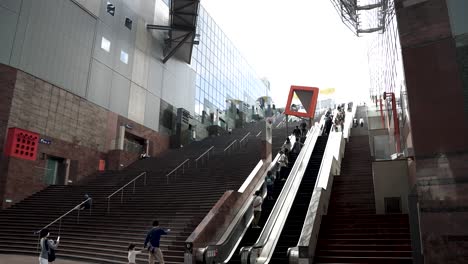 Enormes-Escaleras-Mecánicas-Que-Van-Al-Jardín-De-La-Azotea-De-La-Estación-Principal-De-Metro-De-Kioto-En-Japón