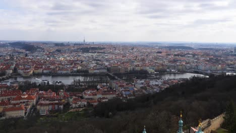Schöne-Aussicht-Auf-Die-Stadt-Prag-Vom-Aussichtsturm-Petřín