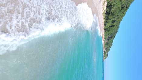 Wunderschöner-Strand-Von-San-Rafael-In-Barahona,-Dominikanische-Republik_vertikale-Aufnahme
