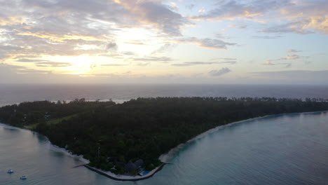 Sonnenaufgang-über-Einer-Abgelegenen-Tropischen-Insel-Im-Indischen-Ozean