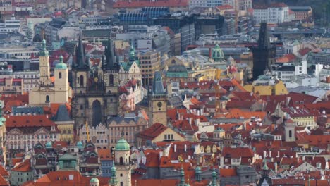 Berühmte-Frauenkirche-Vor-Dem-Teyn-Und-Pulverturm-In-Prag,-Tschechische-Republik
