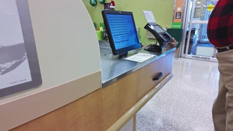 Person-paying-digital-on-checkout-of-supermarket-in-america,-close-up-shot