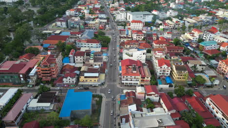 Fahrzeuge-Bewegen-Sich-Durch-Die-Breiten-Straßen-Der-Innenstadt-Von-Siem-Reap,-Kambodscha
