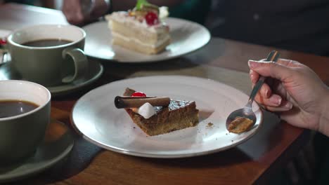Frau-Genießt-Ein-Stück-Kürbis-Brownie-Sahnekuchen-Dessert,-Frauenhände-Essen-Kuchen-Dessert