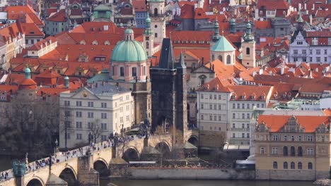 Charles-bridge-and-Old-Town-Bridge-Tower-in-Prague,-Czech-Republic
