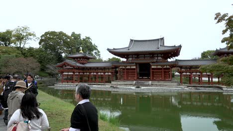 Tourist-making-pictures-at-famous-Byodo-in-buddhist-temple-in-Kyoto,-Japan