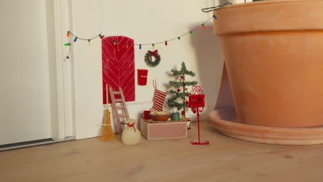 Gemütliche-Miniatur-Weihnachtsszene-Mit-Festlichen-Dekorationen
