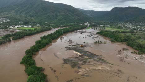 Überlauf-Des-Barron-River,-Der-Nach-Dem-Zyklon-Jasper-Zu-Überschwemmungen-In-Caravonica-Und-Kamerunga-In-Cairns-Führt