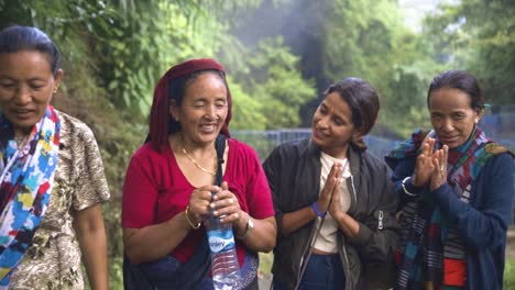 Gruppe-Dankbarer-Nepalesischer-Frauen-In-Traditionellen-Kleidern-Zum-Nächtlichen-Tanzen,-Aus-Nächster-Nähe